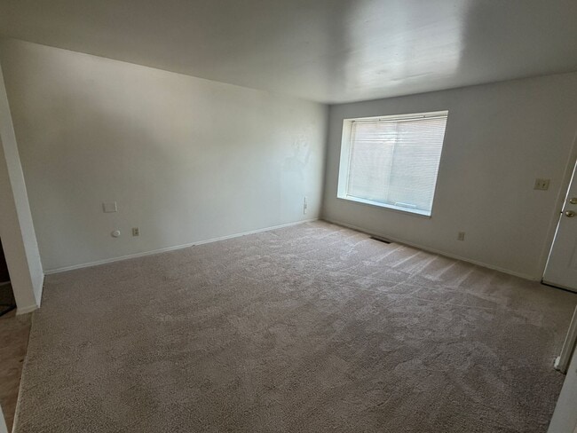 Foto del edificio - Three Bedroom/One Bath Home In Huber Heights Located On Quiet Cul-de-sac