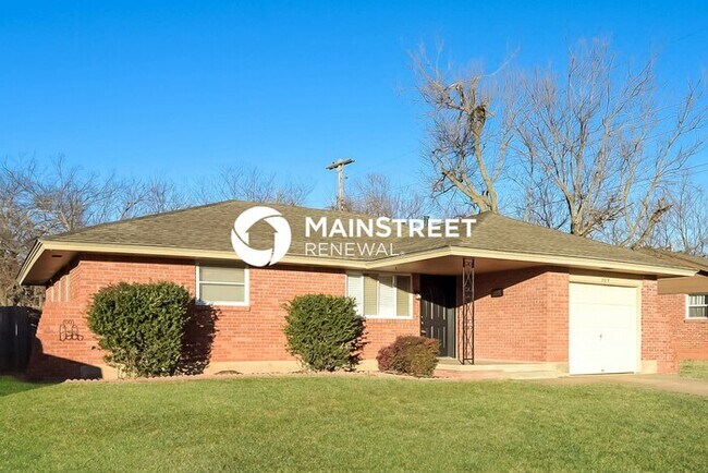 Building Photo - 3 Bedroom Pet-Friendly Home in MOORE, OK with Main Street Renewal