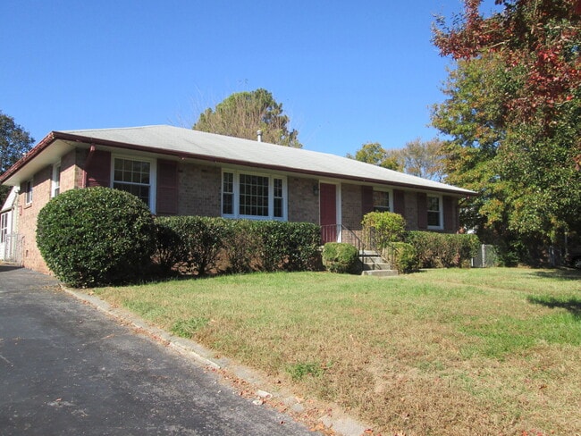 Building Photo - 3 bedroom, 1.5 bathroom brick rancher with...