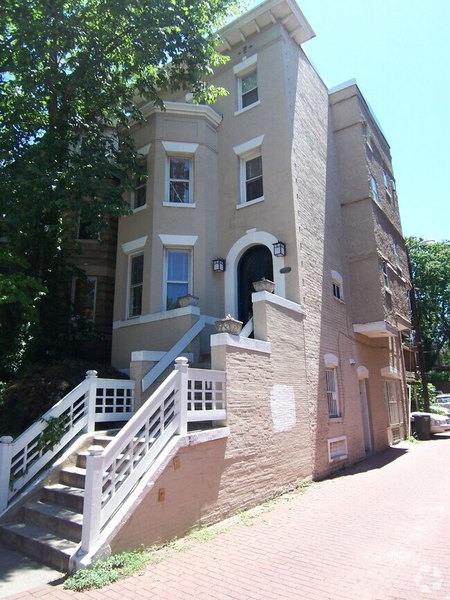 Building Photo - 1906 1/2 Calvert St NW