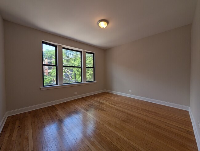 Building Photo - 3145 W Medill Ave