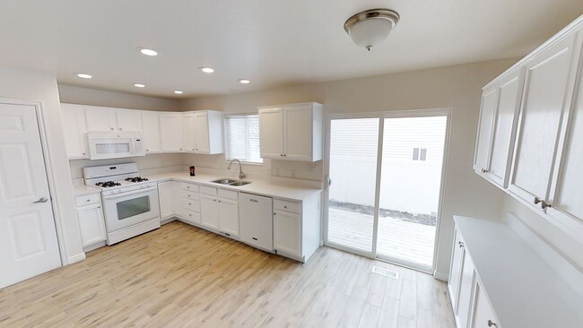 Building Photo - 5 Bedroom 3 Bathroom in Lehi!