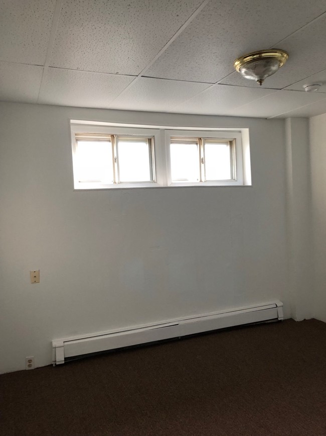 Building Photo - 703 N Van Buren St