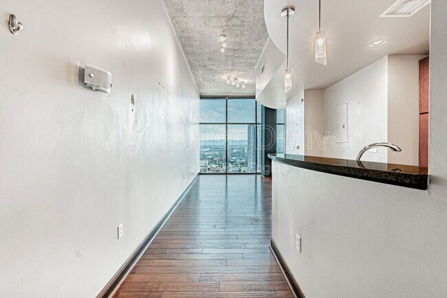 Building Photo - 1700 Bassett St