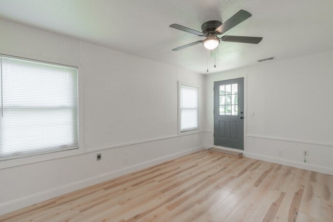 Building Photo - Updated 2 Bed in El Reno