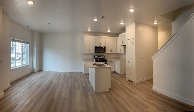 Building Photo - Beautiful like new 3 bedroom 2.5 bathroom townhome in Spanish Fork!