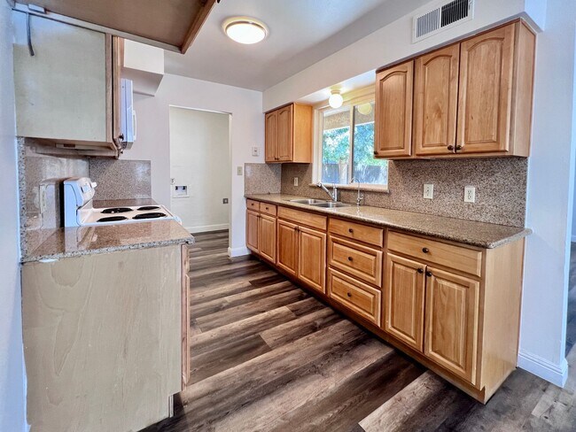 Foto del edificio - $2,195 Ashlan & Cornelia, 3 Bedroom House-...