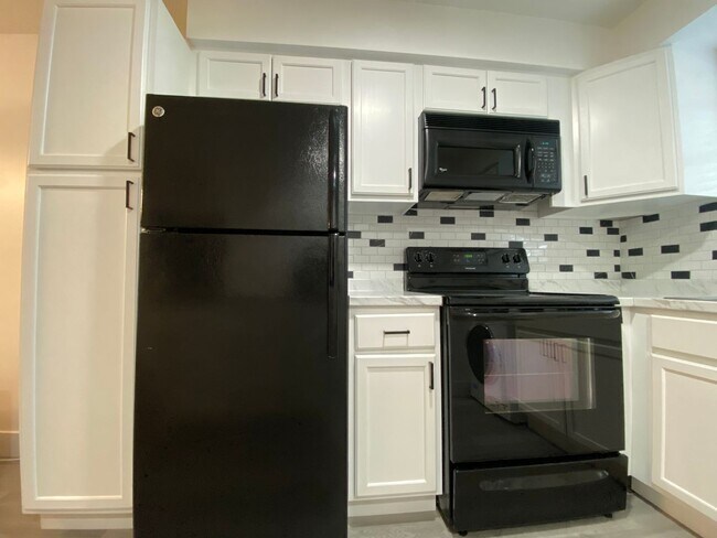 Foto del edificio - Charming 1-Bedroom Condo in Scenic Winter ...