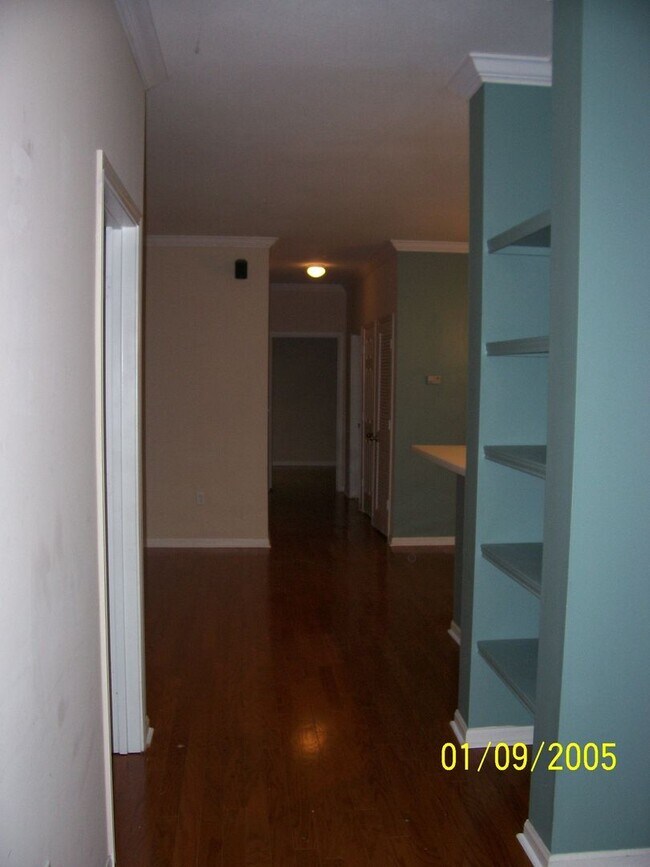 Building Photo - 3 Bedroom/ 2 Bathroom Condo in August!