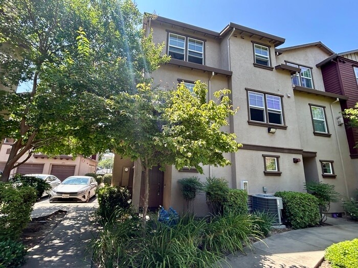 Primary Photo - Beautiful 3 Bedroom Tri Level Townhome in ...