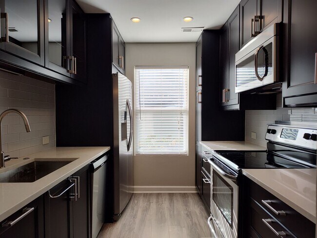 Building Photo - Move-in ready condo in Located in Fourth W...