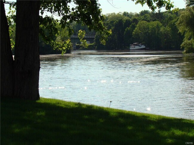 Foto del edificio - 363 Cameco Cir