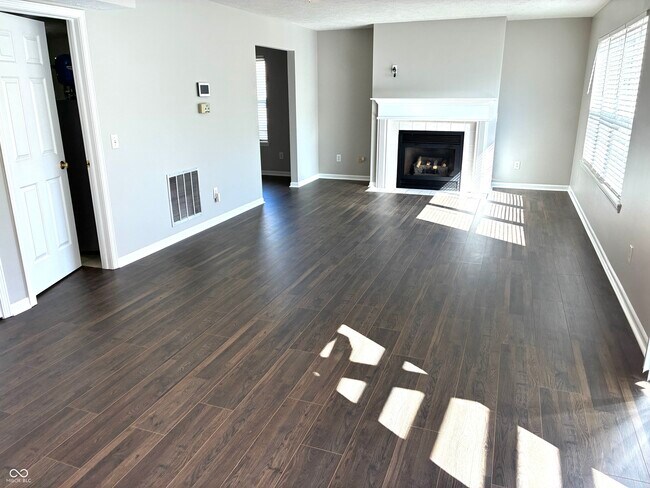 Foto del edificio - 5761 Cantigny Way S