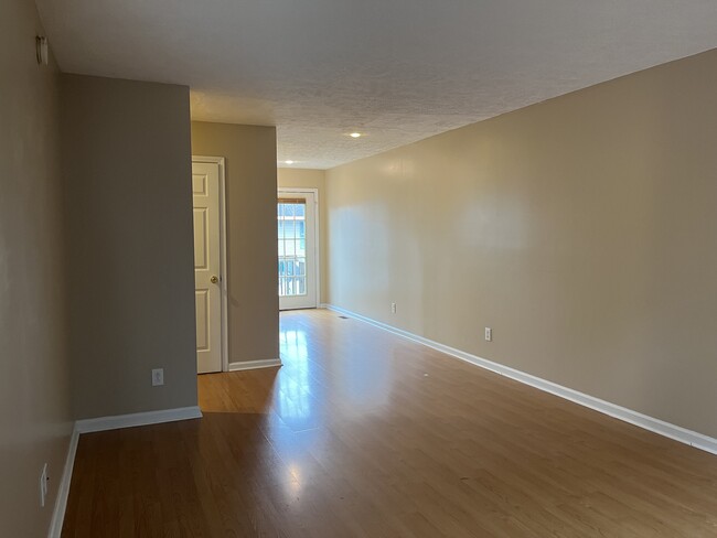 Building Photo - 12 Lake Village Ct