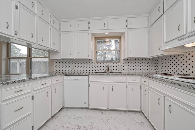 Foto del edificio - 26414 Maplewood Dr