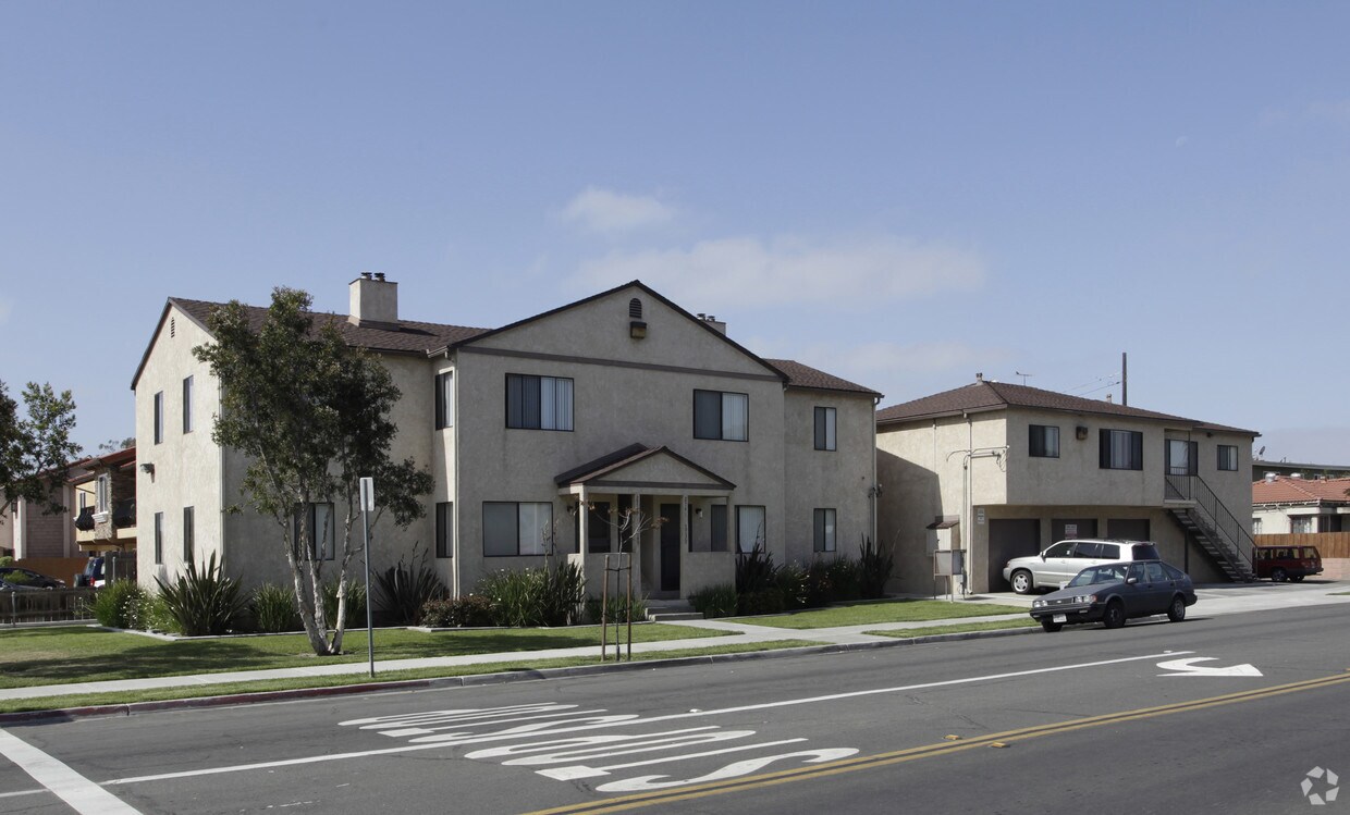 Foto principal - 2739-2745 Meade Ave