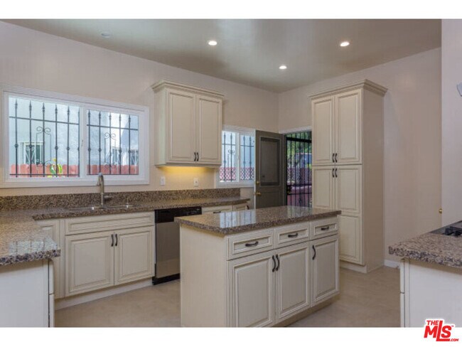Building Photo - 1210 S La Jolla Ave