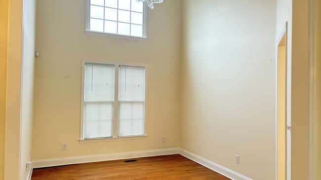 Building Photo - 12 Willow Tree Ct