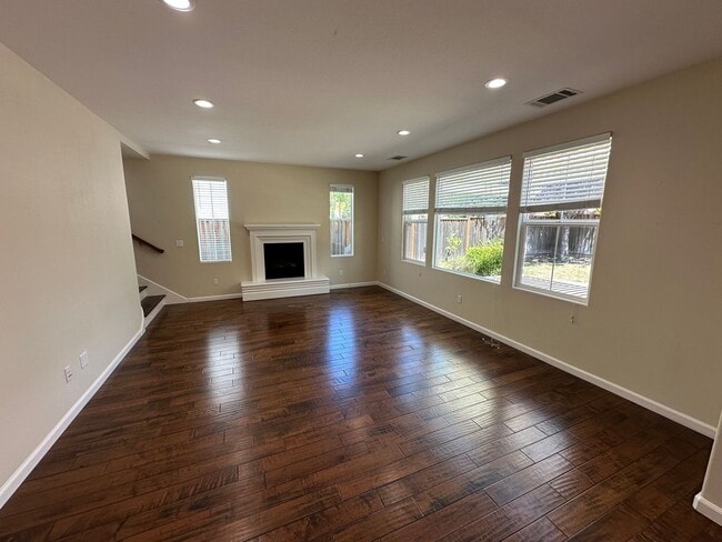 Foto del edificio - 4 Bed 3 Bath +Office/Den In San Ramon