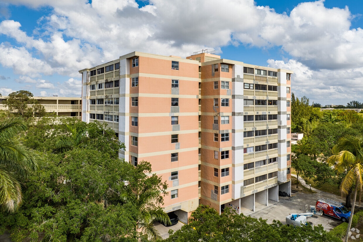 Primary Photo - The Lakes of Inverrary Condominium