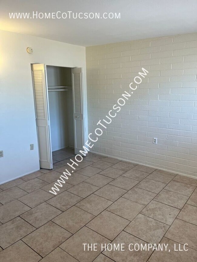 Building Photo - 4917 S Cherry Ave Lots of Room -  2 bedroo...