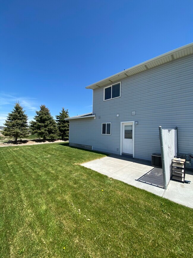 back yard, semi-private patio, a/c - 4347 Jordyn St