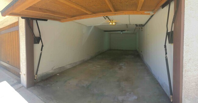 Foto del edificio - 3033 Hollycrest Dr