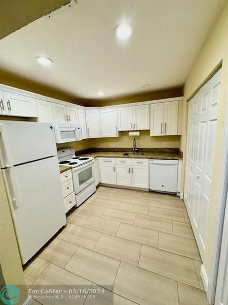 Building Photo - 1089 Manor Dr