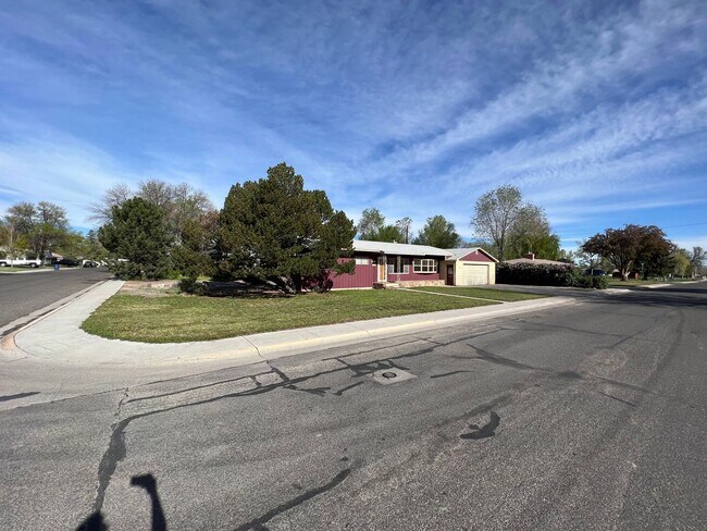 Foto del edificio - 3 Bed 2 Bath House with Attached 2 Car Garage & Trailer Parking