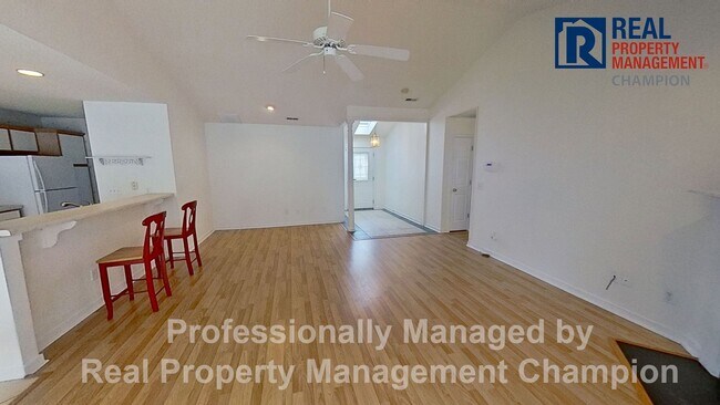 Building Photo - Spacious 3 BD/3 BA Home with Open Floorpla...