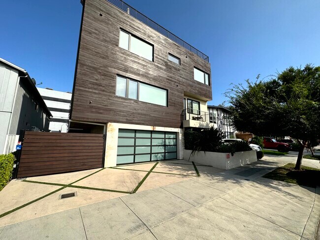 Building Photo - 144 S Hayworth Ave
