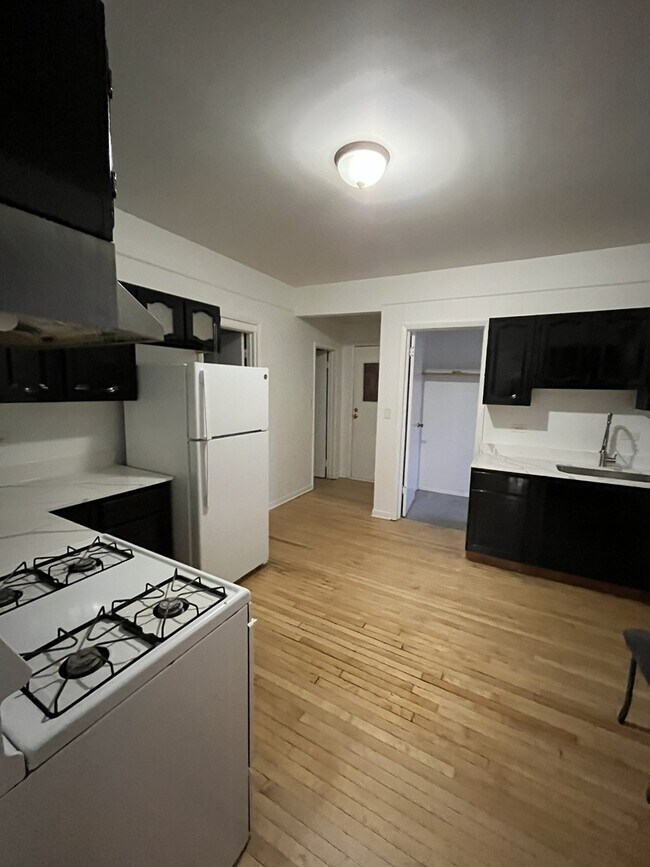 Foto del edificio - 13841 Forest Ave