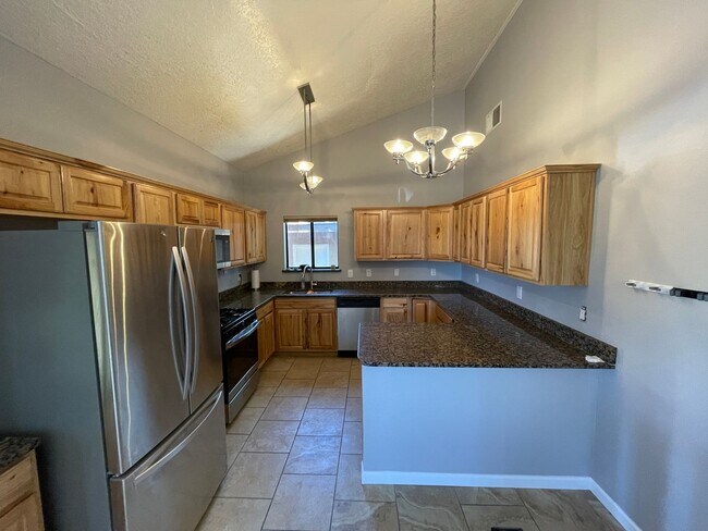 Foto del edificio - 4 bed 3 bath  Tri-Level Home