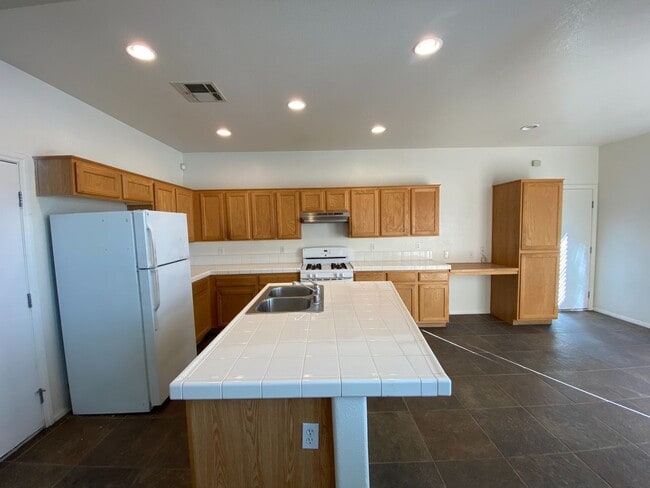 Building Photo - Great Single Story 3 Bedroom Home!