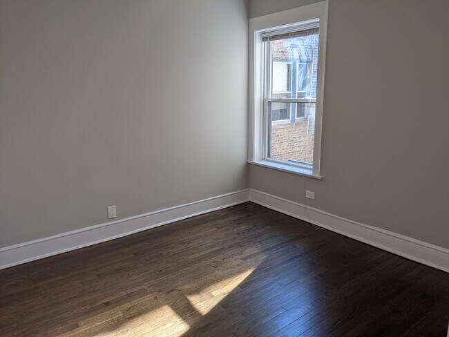 Foto del edificio - 1235 W Granville Ave