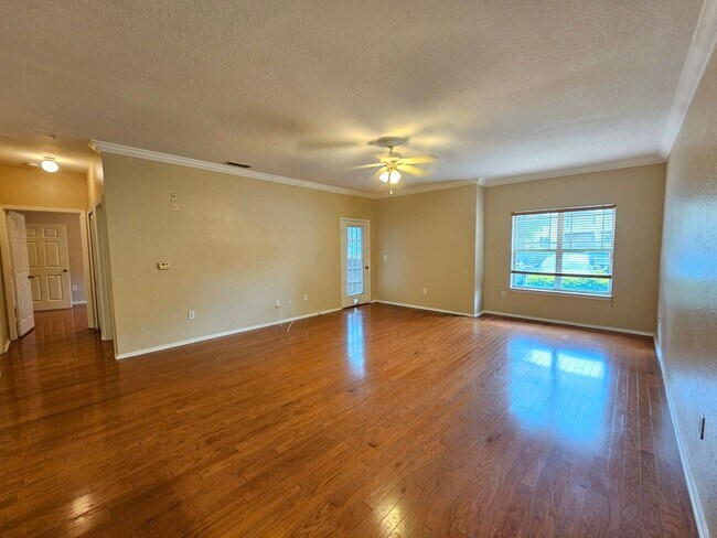 Building Photo - 1 Bedroom, 1 Bath First Floor Condo in Gat...