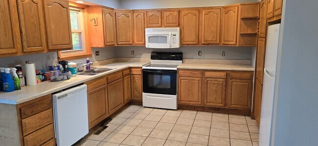 Foto del edificio - Spacious 3 Bedroom and 1.5 baths Duplex