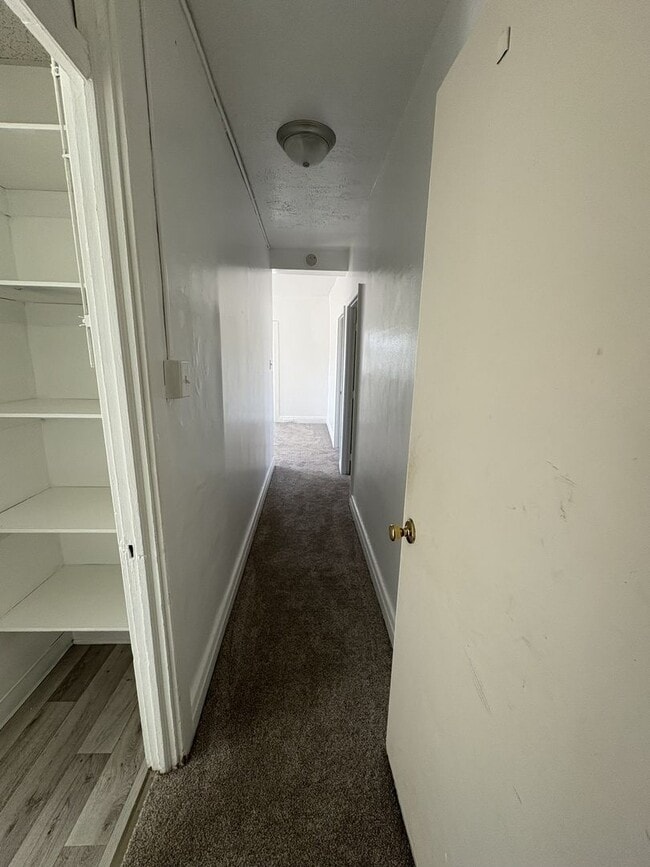 Building Photo - COMING SOON - Cozy Downtown Apartment in N...