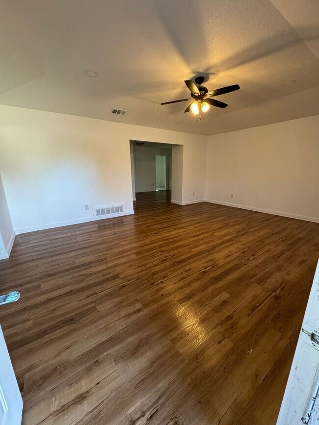 Foto del edificio - 2750 Ridgewood St