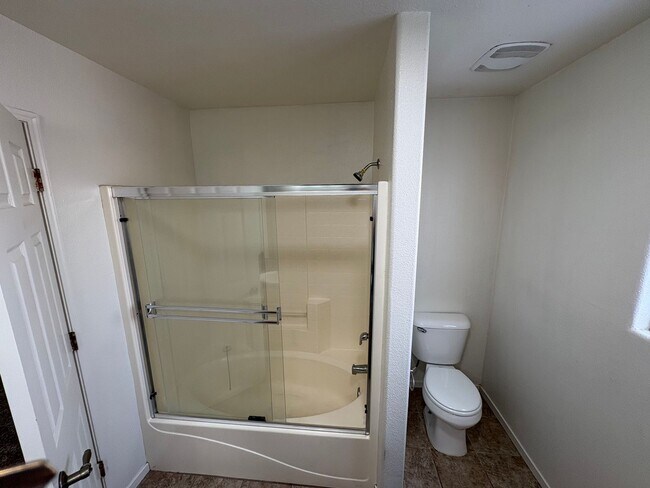 Building Photo - NE Visalia Home Available Now!