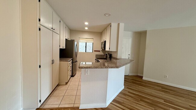 Building Photo - Spacious 2 Bdrm, 2 Bath Condo with 2 car g...