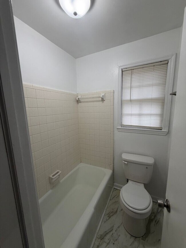 Foto del edificio - 3 Bedroom available