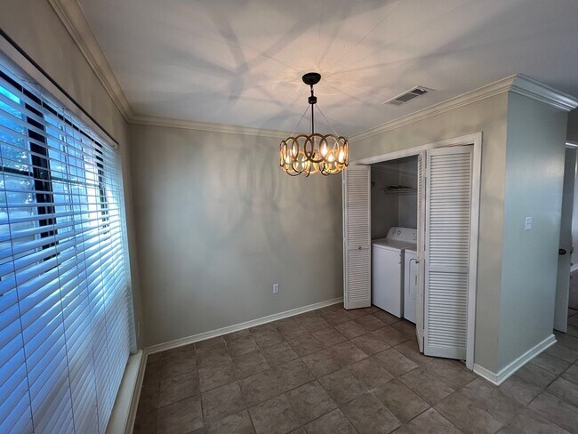 Building Photo - Hollydale Townhomes