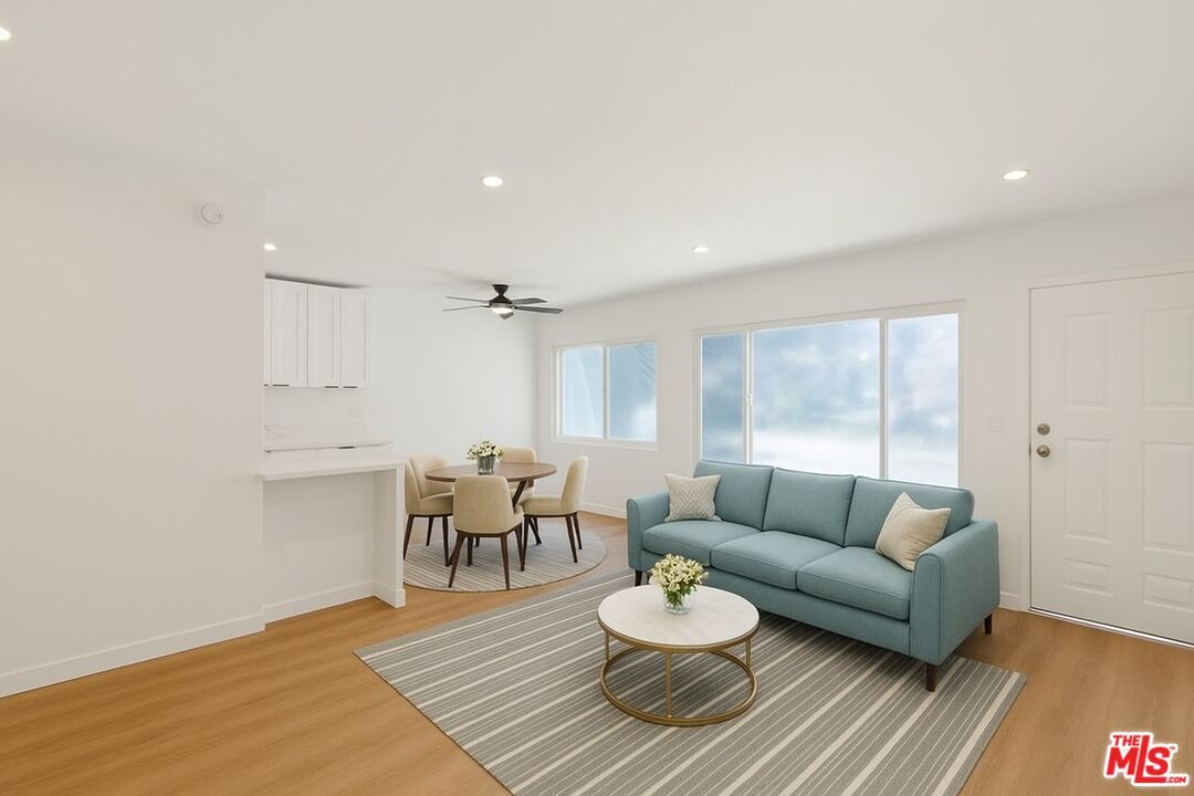 Foto principal - 352 S Doheny Dr
