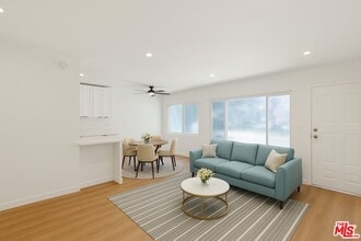 Building Photo - 352 S Doheny Dr