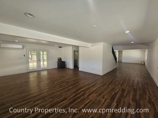 Foto del edificio - Remodeled Spacious House with Shop on 5 Ac...