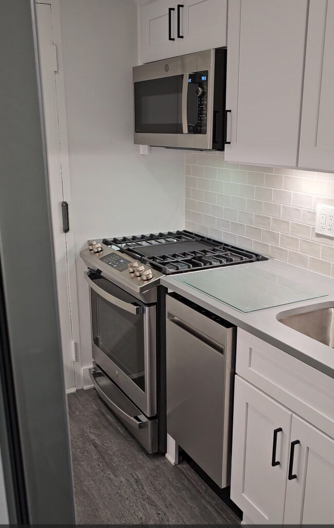 range, dishwasher, sink - 10201 Grosvenor Plz