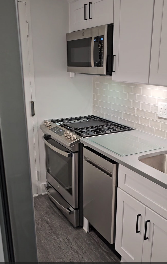 range, dishwasher, sink - 10201 Grosvenor Plz