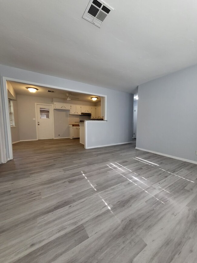 Building Photo - REDUCED! (4) Bed/(2.5) Bath in Core Norman...