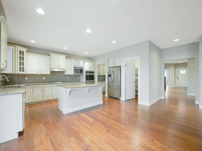 Foto del edificio - 4 Bed and 2.5 Bath Beautiful Single-family...